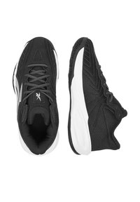 Mustad sportkingad, millel on võrgust ülemine osa tekstuursete detailidega, valge keskmine tall ja must kummist välistald; disainitud mugavuseks ja toestuseks.