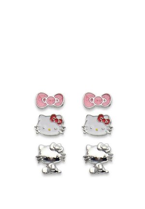 Tre paia di orecchini a bottone a tema Hello Kitty: fiocchi rosa, volti bianchi con fiocchi rossi e figure di gatti seduti in argento con fiocchi.