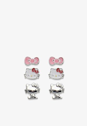 Tre paia di orecchini a bottone a tema Hello Kitty: fiocchi rosa, volti bianchi con fiocchi rossi e figure di gatti seduti in argento con fiocchi.