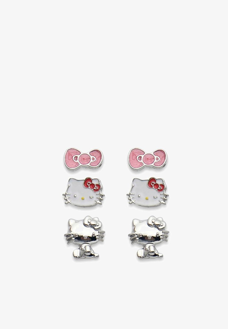 Tre paia di orecchini a bottone a tema Hello Kitty: fiocchi rosa, volti bianchi con fiocchi rossi e figure di gatti seduti in argento con fiocchi.