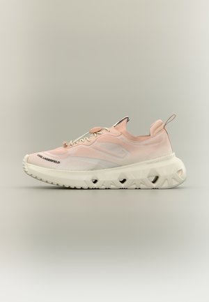 Αθλητικό παπούτσι σε ανοιχτό ροζ χρώμα με λευκή σόλα, διακοσμημένο με γεωμετρικές εγκοπές και το λογότυπο "Karl Lagerfeld" στο μπροστινό και στο πλάι.