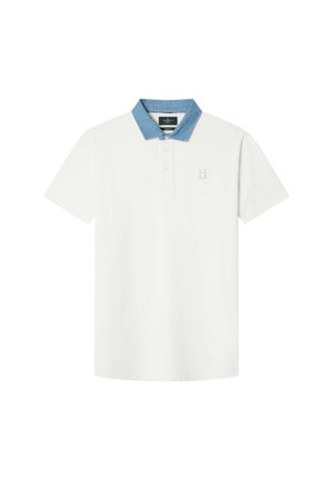 Cămașă polo albă cu guler din denim bleu deschis, trei butoane la gât și un mic logo albastru în partea stângă a pieptului.
