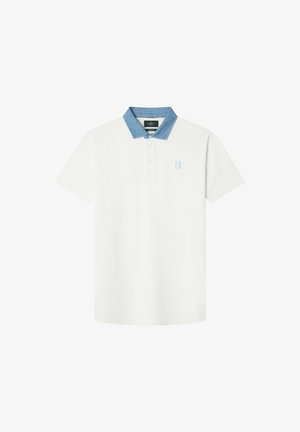 Bijela polo majica s ljubičasto plavim jeans ovratnikom, tri gumba ispod vrata i malim plavim logom na lijevoj strani grudnog koša.