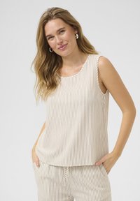 Top senza maniche a righe beige con scollatura rotonda, realizzato in tessuto morbido e dalla vestibilità rilassata. Completato da pantaloni coordinati con vita regolabile.