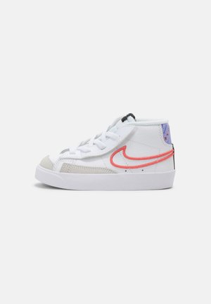 BLAZER MID '77 UNISEX - Zapatillas - white/magic ember/purple pulse/pink