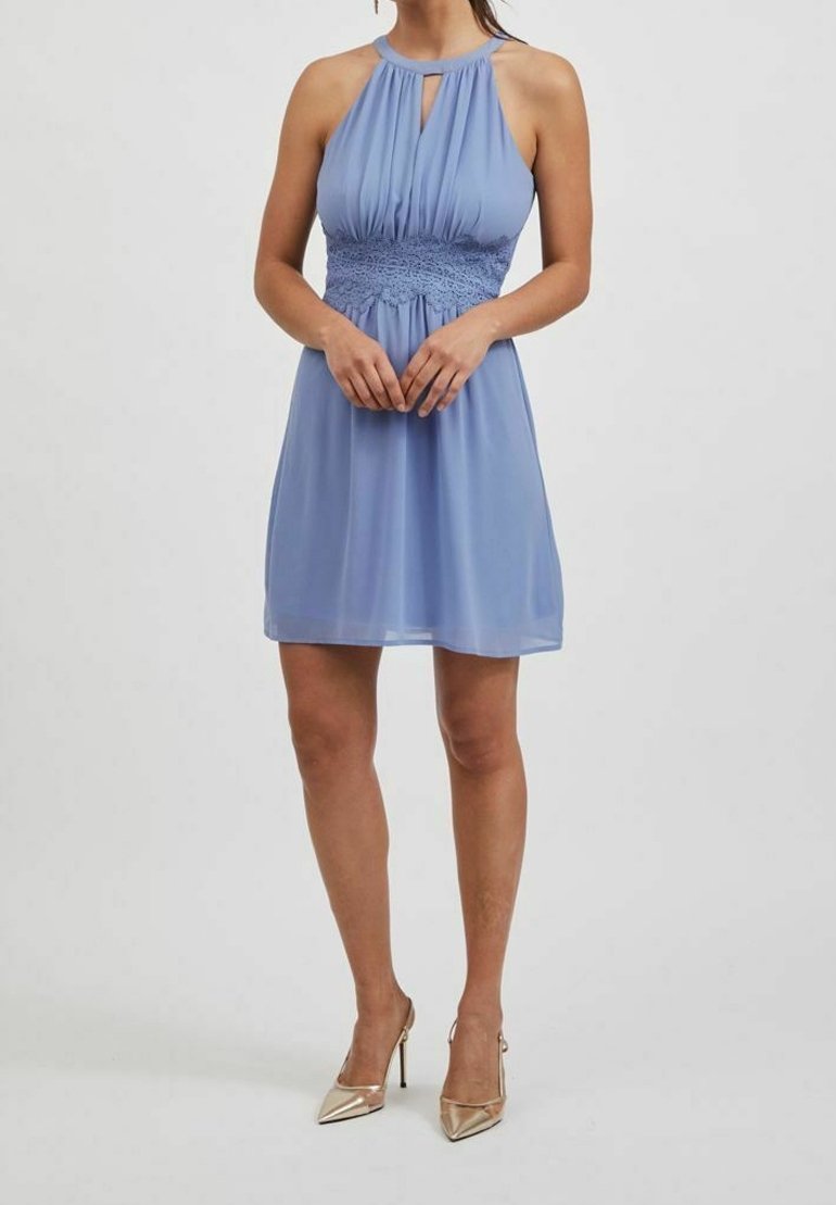 Robe bleu clair à col licou avec un corsage froncé et une taille élastiquée. La robe présente un détail en forme de petite ouverture au niveau de l'encolure et un tissu lisse et fluide.