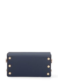 Borsa rettangolare blu navy con accessori in metallo dorato, texture in pelle liscia, cerniere laterali e cinque borchie rotonde sul fondo.