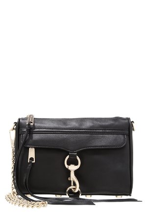 Sac bandoulière en cuir noir avec fermoir doré, tirette de fermeture éclair et détail de chaîne sur la sangle.