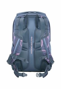 Ergonomischer Rucksack mit einem grau-lila Design. Verfügt über ein Mesh-Pad, verstellbare Träger und ein hervorgehobenes ergonomisches Rückensystem.
