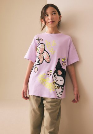 Next, REGULAR FIT - GRAPHIC T-SHIRT  . - T-shirt con stampa - purple kuromi sequin