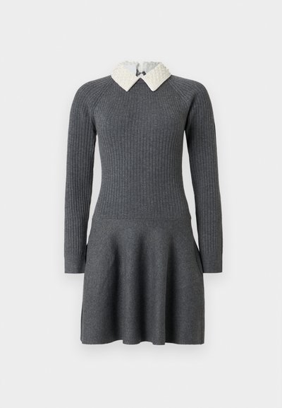 Robe en maille grise à manches longues avec un corsage côtelé ajusté, une jupe évasée et un col pointu texturé blanc.