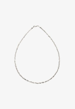 Collier à chaîne torsadée en ton argent, présentant un design lisse et épuré avec une fermeture à clip. Léger avec une brillance subtile et une texture flexible.