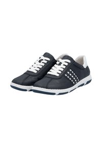 Baskets en cuir bleu marine avec lacets blancs, panneau latéral texturé et semelle en caoutchouc blanc avec accents gris. Design bas.