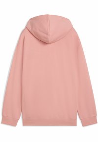Sudadera con capucha rosa que presenta una textura suave, mangas largas y un corte relajado. Sin logotipos ni patrones visibles.