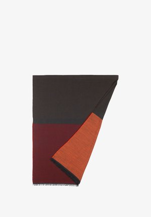 Geweven deken met donkergrijze, burgundy en oranje secties en franjes aan de randen. Glad van structuur, geometrische kleurvlakken en strakke lijnen.