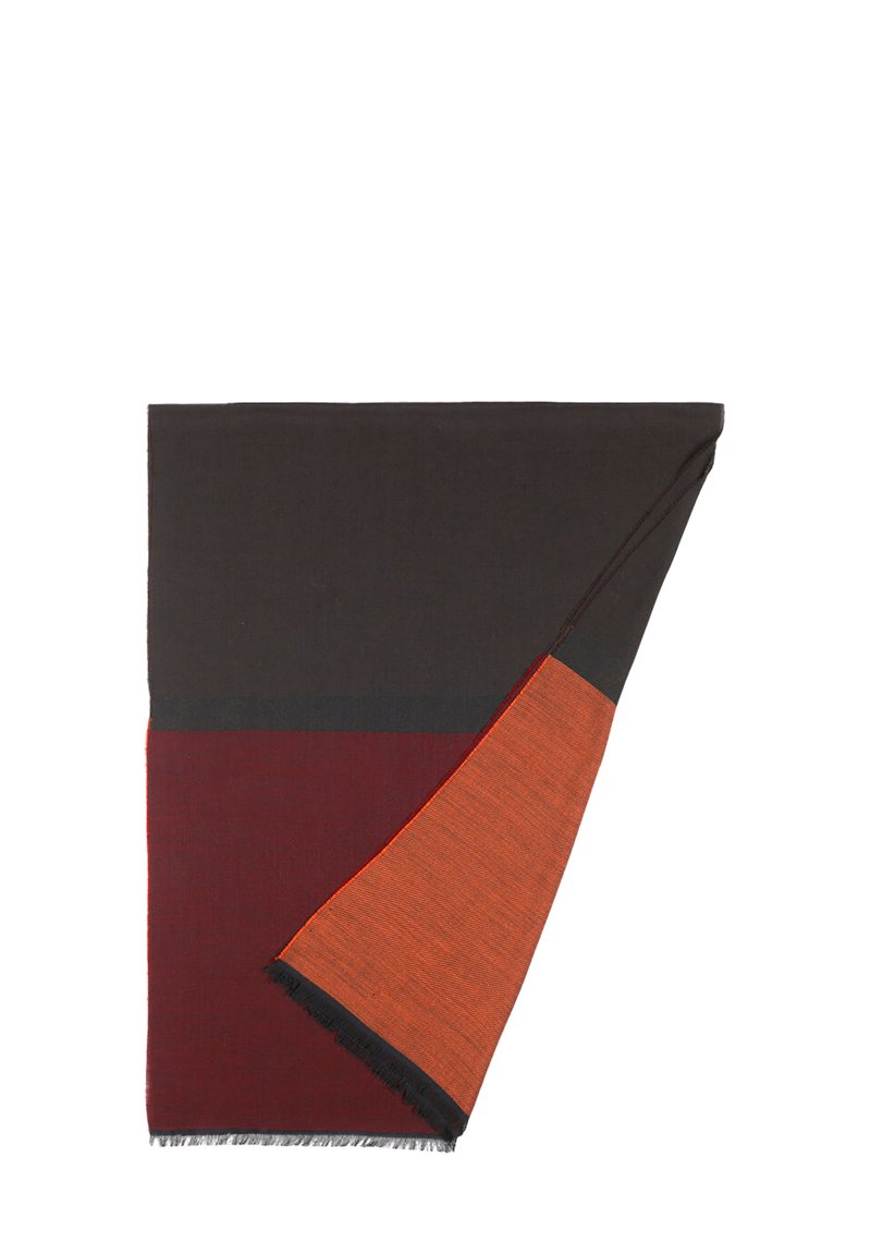 Tkana deka s tamnim sivim, burgundskim i narančastim sekcijama s resicama po rubovima. Glatka tekstura, geometrijski kolor blokovi i čiste linije.