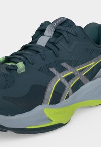 Σκούρο μπλε και γκρι παπούτσι τρεξίματος ASICS με νέον κίτρινες λεπτομέρειες και λεπτομερές διχτυωτό και συνθετικό πάνω μέρος.