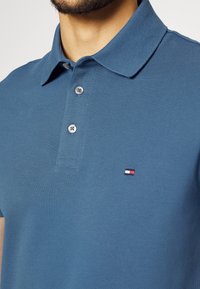 Tommy Hilfiger Polo - blue-grey