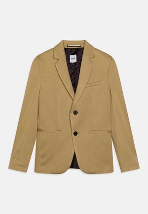 Blazer beige de hombre con solapas con muesca, dos botones delanteros negros, tres bolsillos y forro interior oscuro con estampado.