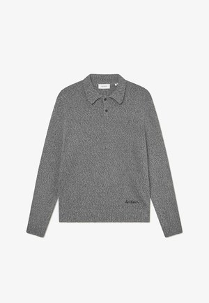Polo shirt en tricot gris avec un design texturé, manches longues, col, trois boutons et détail brodé sur l'ourlet.