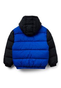 Bunda s kapucí typu puffer, s modrým tělem a černými rukávy. Design zahrnuje vodorovné prošívané části a elastické manžety.