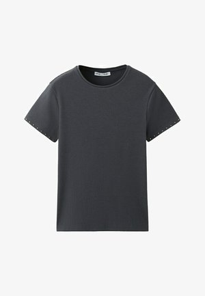 Ciemnoszary prążkowany T-shirt z krótkim rękawem, okrągłym dekoltem i małymi srebrnymi ćwiekami wzdłuż krawędzi rękawów.