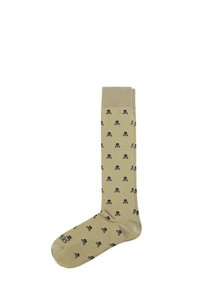 Calze beige con un motivo di teschio e ossa incrociate nere, realizzate in un materiale liscio, dotate di un risvolto a coste e punta rinforzata.