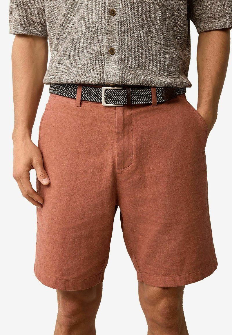 Rustfarvede linned-shorts med sidelommer, flad front og et vævet sort-hvidt bælte, der har en sølvspænde og en afslappet pasform.