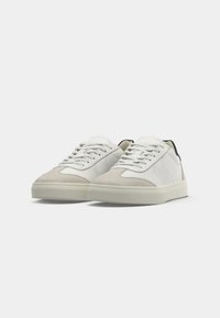 Sneaker bianchi e grigio chiaro realizzati in materiali in pelle e camoscio, con punta tonda, design con lacci e suola in gomma bianca solida.