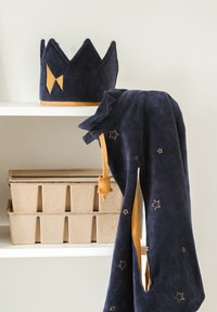 Marineblauwe fluwelen kroon met puntige top en gele stoffen accenten; bijpassende cape met sterborduursel en een stervormig strikdetail.