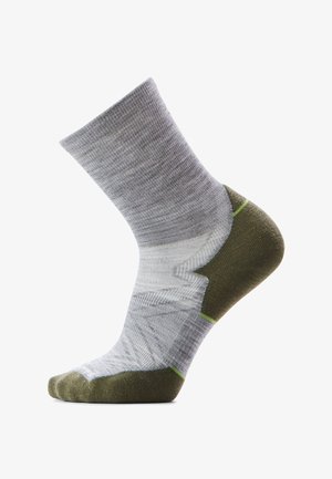 Jasnoszara i oliwkowozielona skarpeta sięgająca do połowy łydki, o prążkowanej fakturze oraz wzmocnionych pięcie i palcach, przedstawiona na białym tle.
