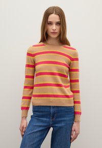 Strickpullover in Beige mit horizontalen Streifen in kräftigem Pink und Gelb. Hat einen Rundhalsausschnitt und lange Ärmel. Weiche Textur.