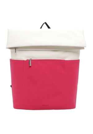 Sac à dos à rabat avec une partie supérieure blanche et une base rose. Texture lisse, poignée supérieure, poche zippée à l'avant et bretelles noires.