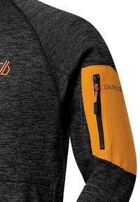 Veste texturée noire et grise avec un panneau en tissu orange contrastant sur le bras, comprenant une poche zippée et le logo "DARE2B" en noir.