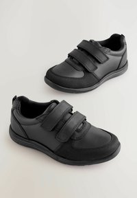 Sneaker neri realizzati in pelle sintetica e tessuto, caratterizzati da due cinghie regolabili con attacco a velcro, punta arrotondata e suola testurizzata.
