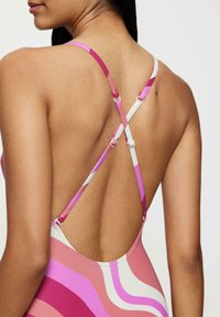 Badeanzug mit mehrfarbigen Streifen in Rosatönen, verstellbaren, gekreuzten Trägern und einem tiefen Rückendesign. Glattes, dehnbares Material.