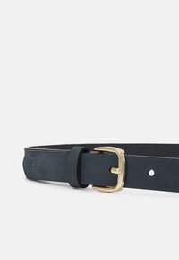 Cinturón de cuero negro con hebilla de metal dorado, con una textura suave y ajuste ajustable, detalle de logo en relieve y pequeños agujeros para el tamaño.
