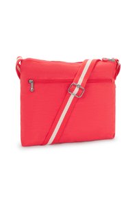 Rød nylon crossbody taske med lynlåslukning, justerbar stribet skulderrem og en frontlomme med lynlås. Glat tekstur og rektangulær form.
