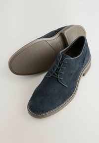 Chaussures en daim bleu marine avec une texture lisse, design à lacets et couture contrastante claire. Semelle en caoutchouc à motif pour une bonne adhérence.