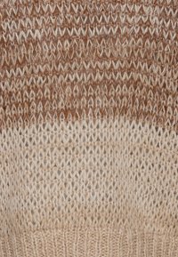 Braunes und beiges Strickgewebe mit gestreiftem Muster und einem gerippten Saum, das detaillierte Textur- und Maschenarbeit zeigt.