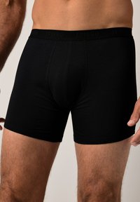 Boxers en coton pour hommes noirs, fabriqués à partir d'un tissu doux, dotés d'une large taille noire avec le logo "JP1880", coupe ajustée et longueur mi-cuisse.