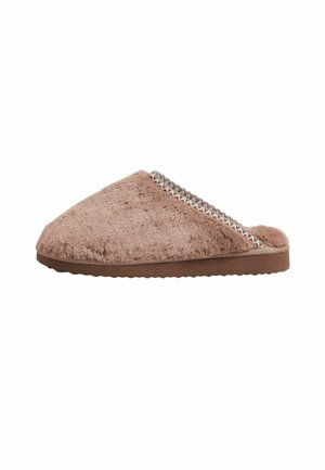 Brauner, weicher Slipper zum Hineinschlüpfen mit dekorativer Naht entlang des oberen Randes und einer flachen, strukturierten Sohle.