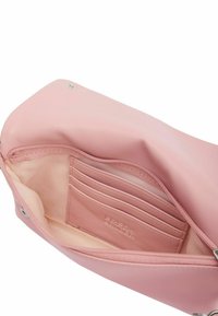 Interno di una borsa in ecopelle rosa con una texture liscia, dotata di una tasca con zip e diversi slot per schede. Accenti in hardware argentato visibili.