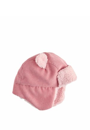 Rosa gerippte Wintermütze mit Ohrenklappen und weichem flauschigem Innenfutter, mit einem kleinen Bommel oben, auf weißem Hintergrund dargestellt.