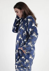 Bata de franela azul con estampado de Snoopy en blanco, con mangas largas, cierre de cremallera, bolsillos y una textura acogedora.