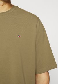 Tommy Hilfiger TEE - T-shirt básica - woodridge
