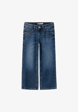 Jean en denim bleu à jambes larges avec poches avant, passants pour ceinture et fermeture à bouton, présenté à plat sur un fond blanc.