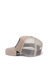 Gorra de béisbol beige con visera curvada, parte trasera de malla y un parche de logo en navy en el lado. Los acentos cosidos realzan el diseño y la textura.