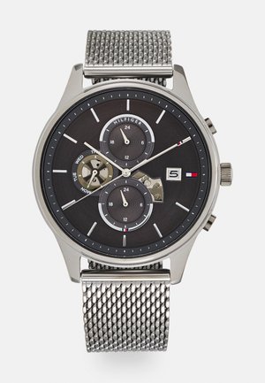 Montre-bracelet avec bracelet en maille argentée, cadran noir, trois sous-cadrans indiquant l’heure sur 24 heures et le jour, guichet de date et trois aiguilles avec des accents de la marque.