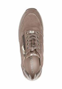 Pruun suedesneaker, millel on esistopid ja külgtaip. Omab metallaktsente ja logo sisetallal, ümarat varvast ning pehmendatud talla.